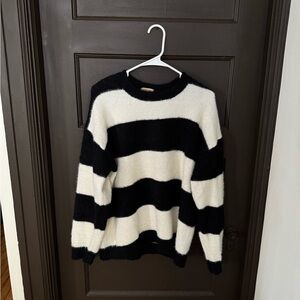 Black/white sweater